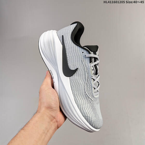 Nike VOMERO ReactX Air Zoom lifestyle