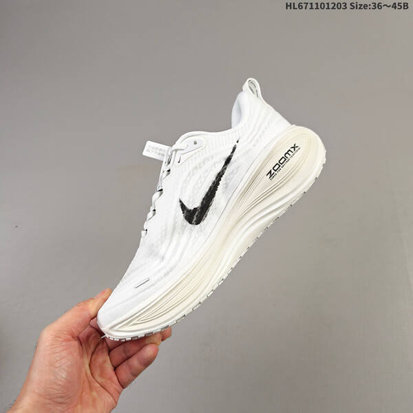 Nike VOMERO PLUS ReactX Air Zoom lifestyle