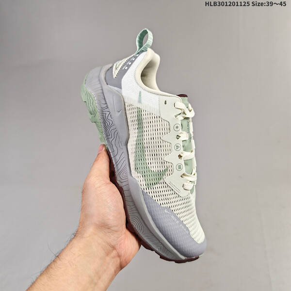 NIKE REACT WILDHORSE 8 lifestyle
