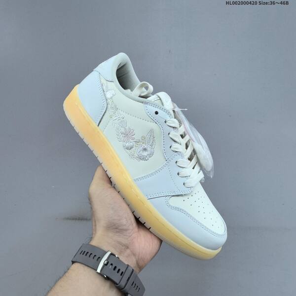 Jordan Air Jordan 1 Low OG Floral Swoosh light blue/white with floral embroidered Swoosh and gum sole EU 36-46 casual