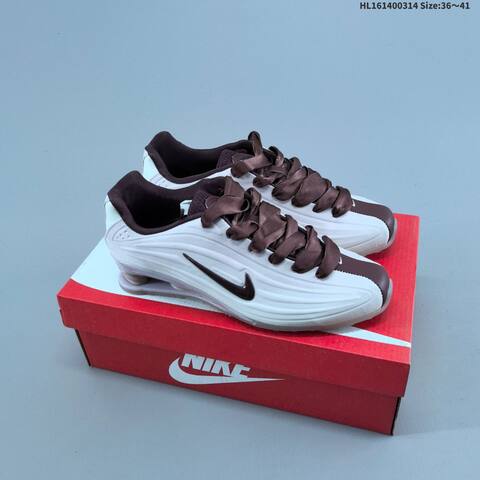 Nike Shox R4 IQ3364-627 Off White Burgundy Light Pink EU 36-41 Sneaker - Unisex (BS-61310)