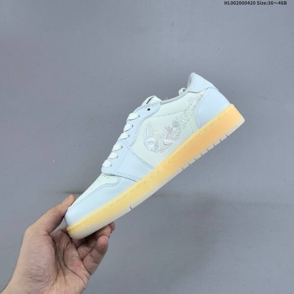 Jordan Air Jordan 1 Low OG Floral Swoosh light blue/white with floral embroidered Swoosh and gum sole EU 36-46 casual