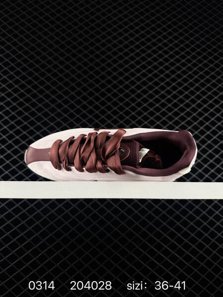 Nike Shox Z SE cream white with burgundy accents and beige sole 36-41 lifestyle
