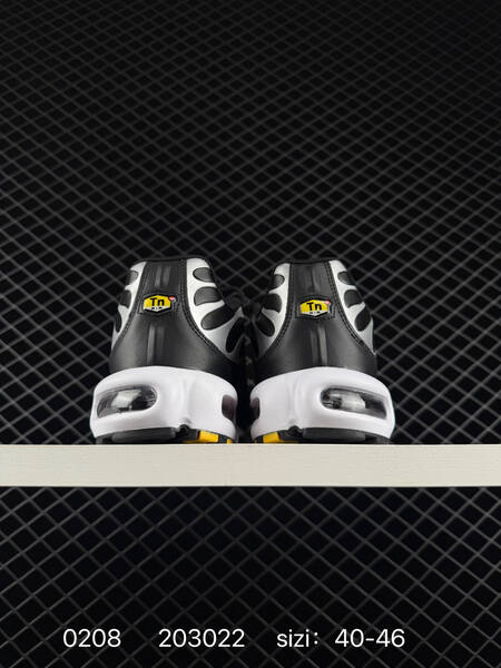 Nike Air Max Plus black white with orange accents 40-46 lifestyle